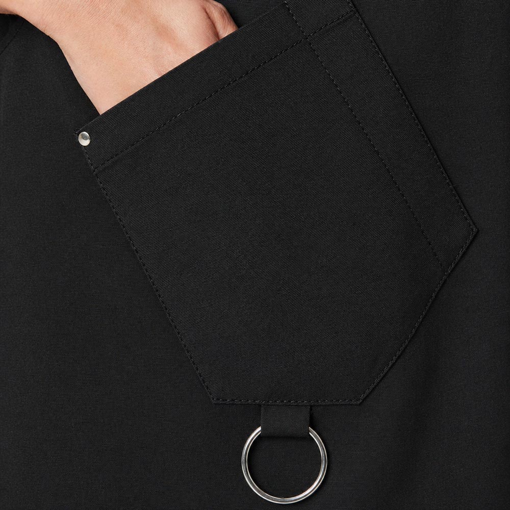 Vorderansicht,vorne mit Karabinaharken Schräg aufgestzte Tasche,mit Metallring.