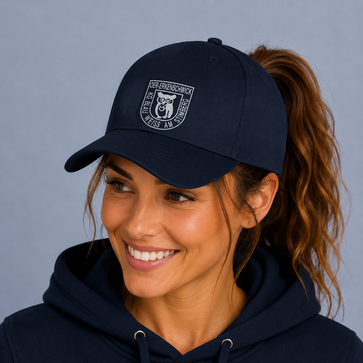 KG Blau-Weiß Cap in navy mit klettverschluss und Vereinslogo auf dem Frontpanel